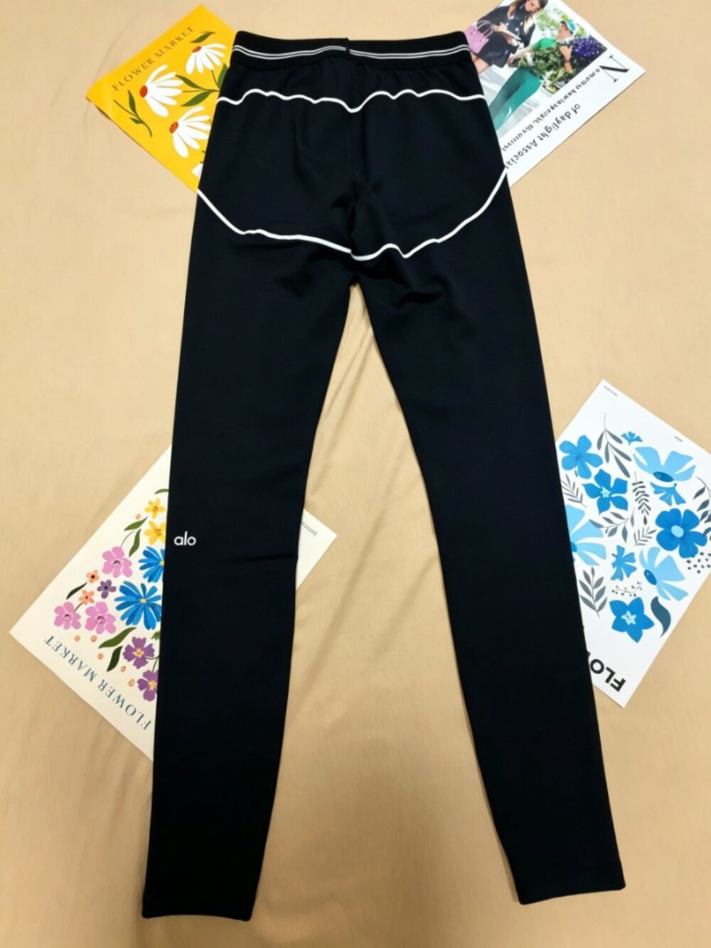 ALO Yoga NWT🧘🏻Airbrush High-Waist Heart Throb Black/White Legging🎭 - Picture 3 of 13